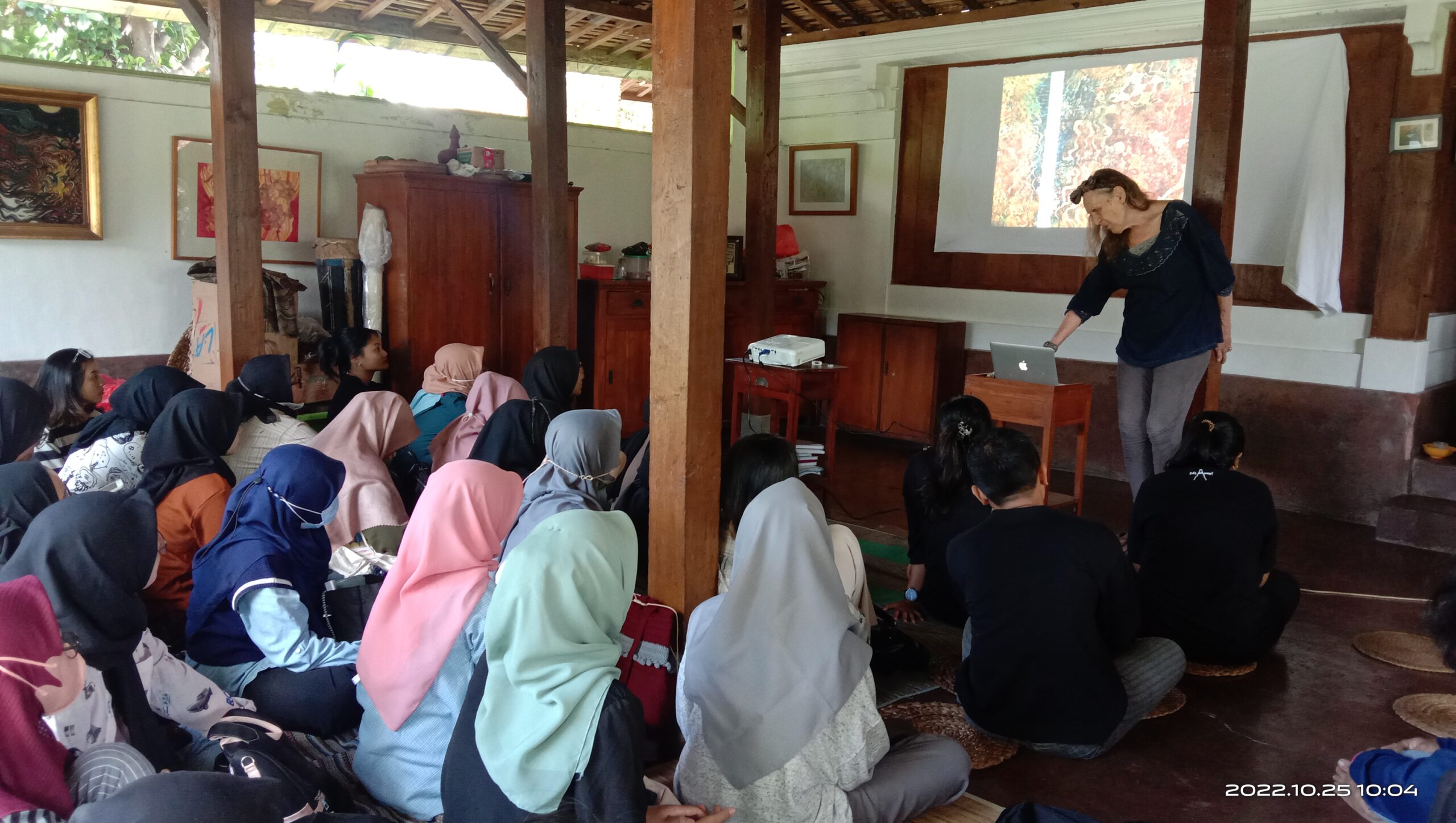 Menjalankan Praktisi mengajar pada  PKKM